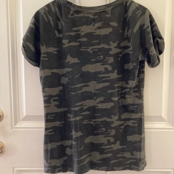 Sanctuary Women's Green Camo Short Sleeve V-Neck T-Shirt/S/$69 RETL/ON SALE $30! - Picture 2 of 3